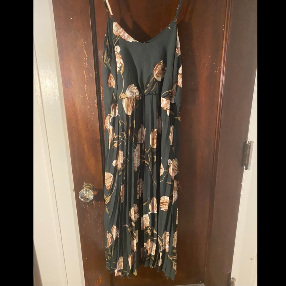 Romantic Floral Green Dress - Picture 3 of 6